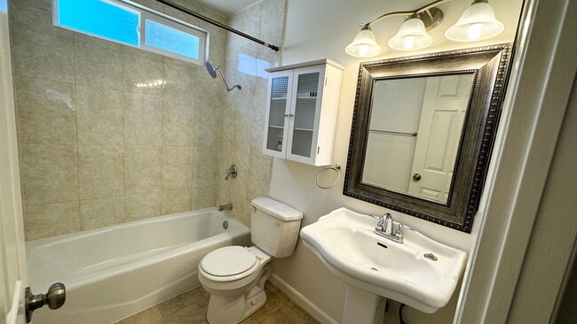 Building Photo - Spacious Home overlooking Daimond Bar hills