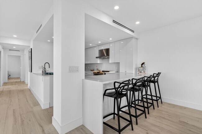 Building Photo - 1000 Lowry St