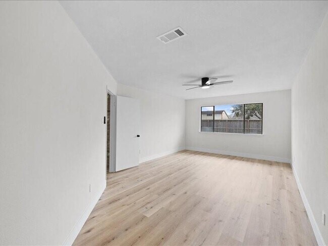 Building Photo - 2314 Edgedale Dr