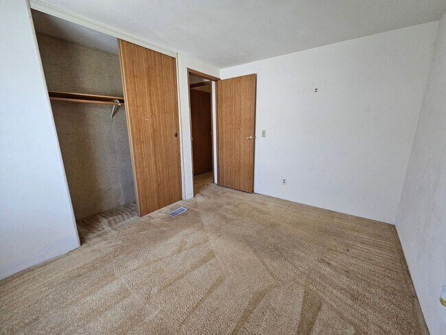 Building Photo - 13973applelane.is4lease.com