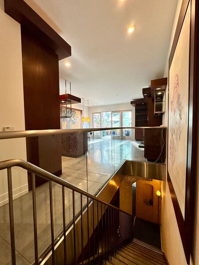 Building Photo - FURNISHED LUXURY TOP-FLOOR 2BR/2.5BA PENTH...