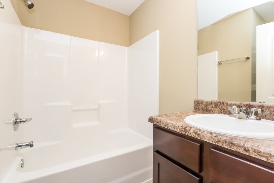 Building Photo - 335 Holbrook Dr