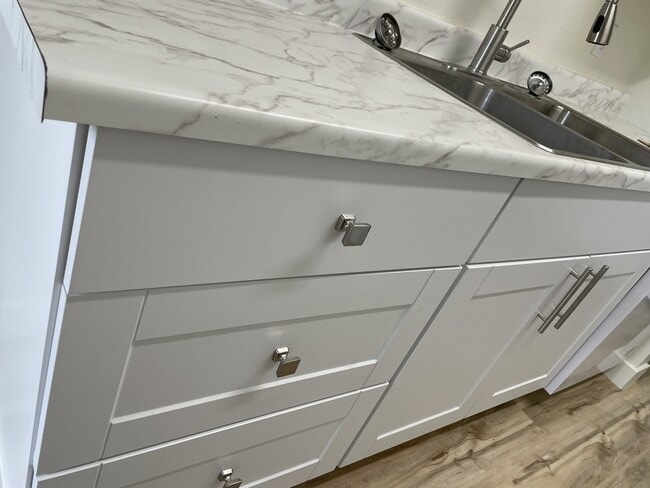 Primary Photo - 89 S Valley Dr