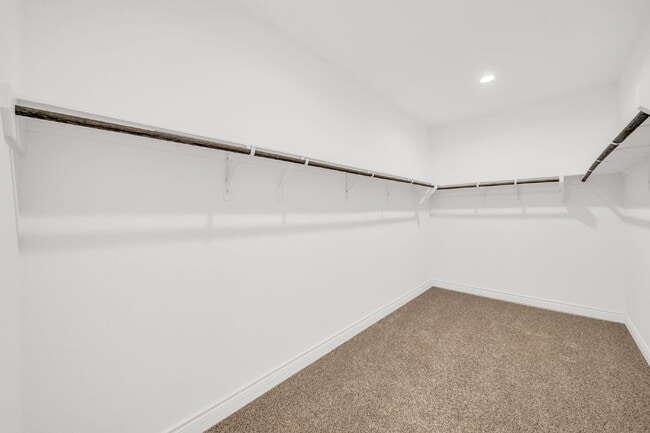 Building Photo - Stunning 4-bedroom, 3-bathroom single-stor...