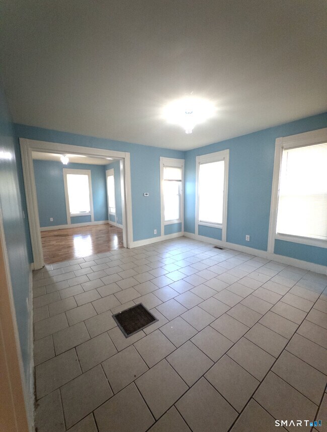 Building Photo - 28 Cassius St