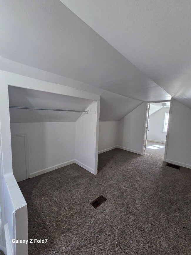 Building Photo - $1200 2 bedroom bungalow