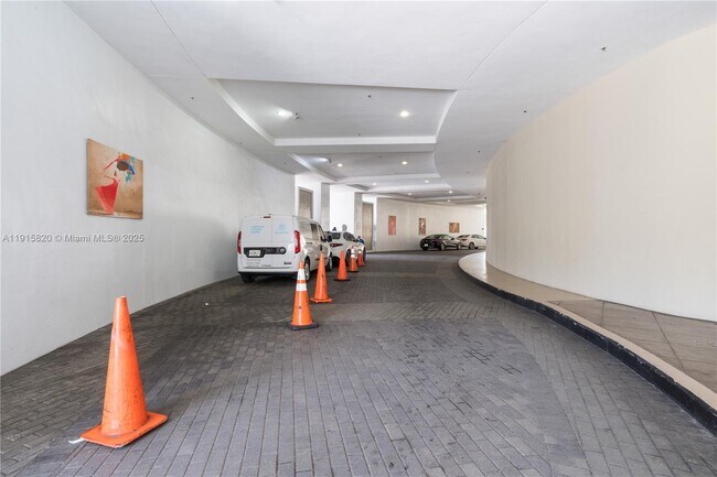 Building Photo - 1750 N Bayshore Dr