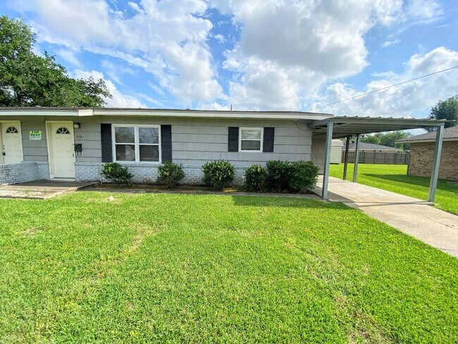 Building Photo - 2BR/1BA Duplex Near McNeese State University