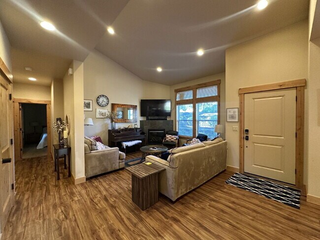 Building Photo - 2737 NW Skyliners Rd