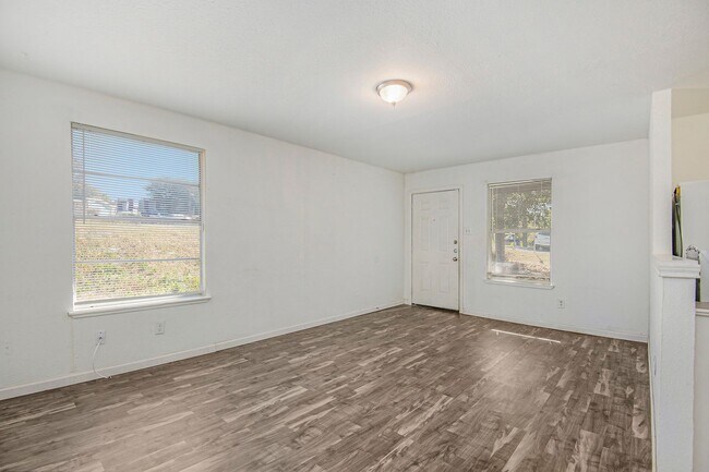 Building Photo - This charming 2-bedroom, 2-bathroom duplex is nestled in the desirable Lake Worth region of Fort ...