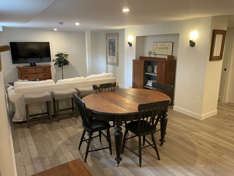 Building Photo - 402 N Cleveland St