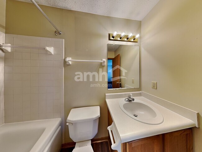 Building Photo - 906 Lakeway Ct E