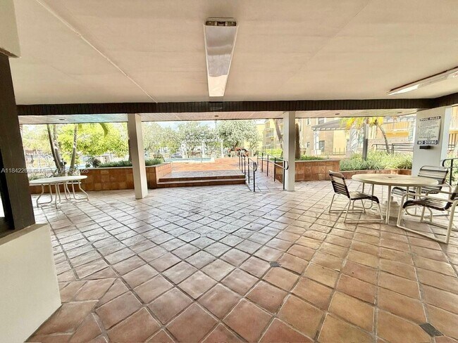 Building Photo - 10405 N Kendall Dr