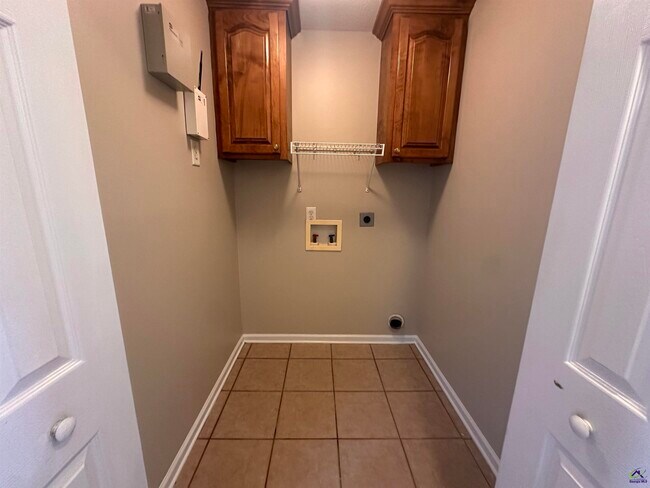 Building Photo - 123 Larkspur Ln