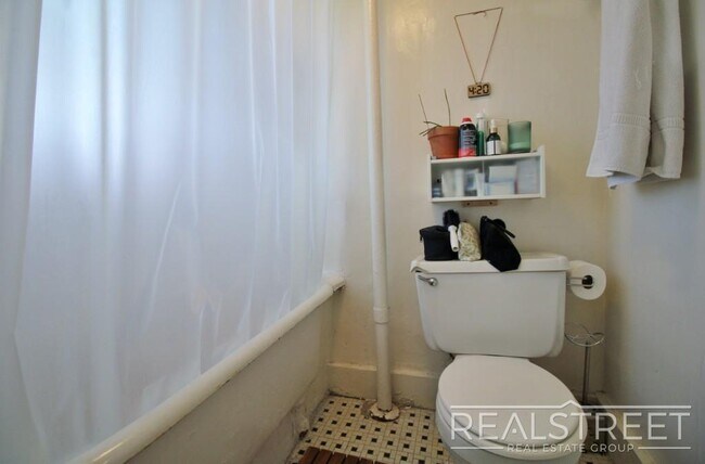 Building Photo - Spacious 1.5 BED in Bushwick/East Williams...