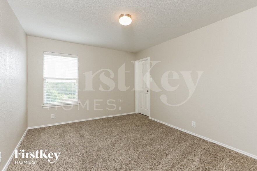 Building Photo - 466 Dolly Dr