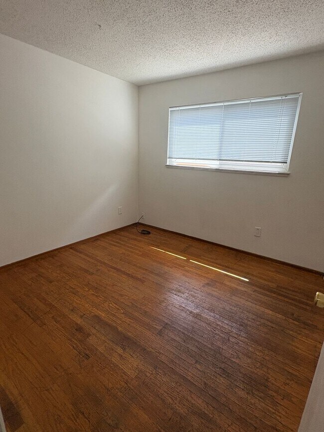 Building Photo - 3046 Notre Dame Dr