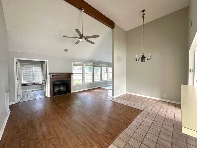 Building Photo - Renovated 3 Bedroom 2 Bath in Hendersonvil...