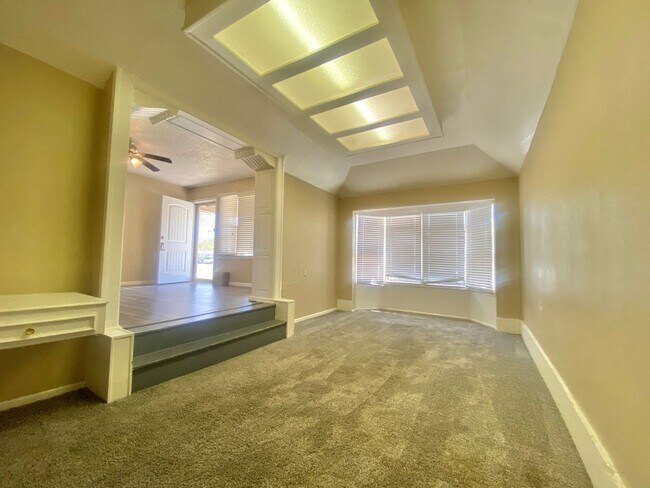 Building Photo - Move in special - second month's rent is free