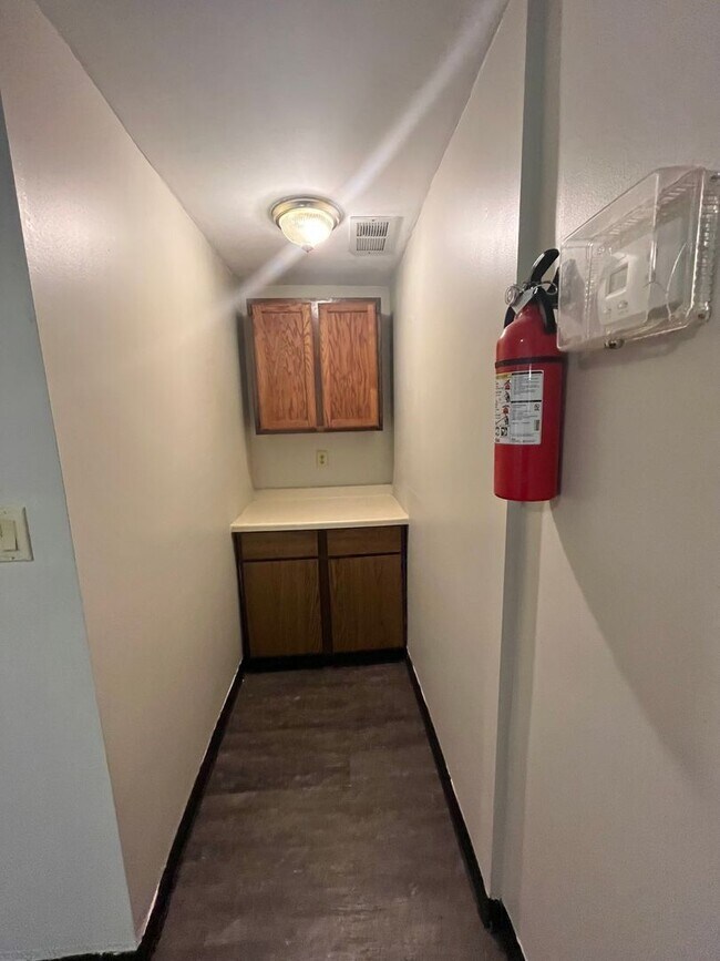 Building Photo - AVAILABLE SEPTEMBER - 2 BED 1 BATH Apt!