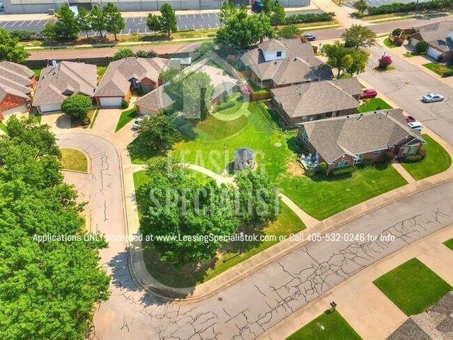 Building Photo - Stunning West Norman 3 Bed 2 Bath Townhome!