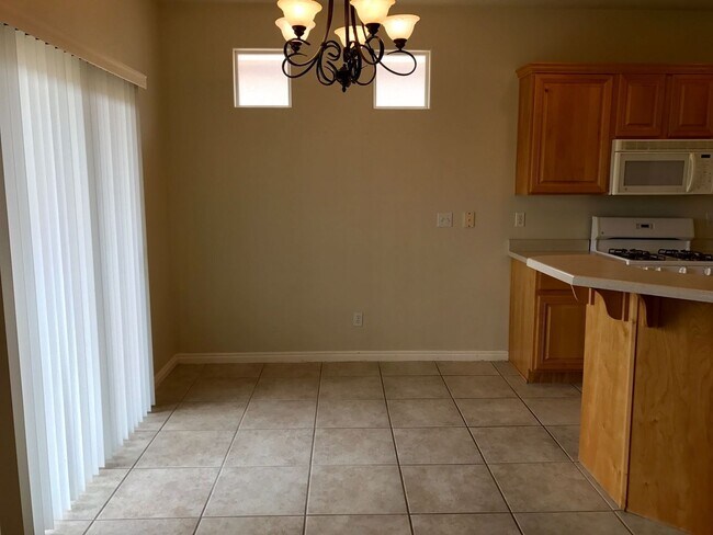 Building Photo - 3 Bedroom 2 Bath - Canyon View