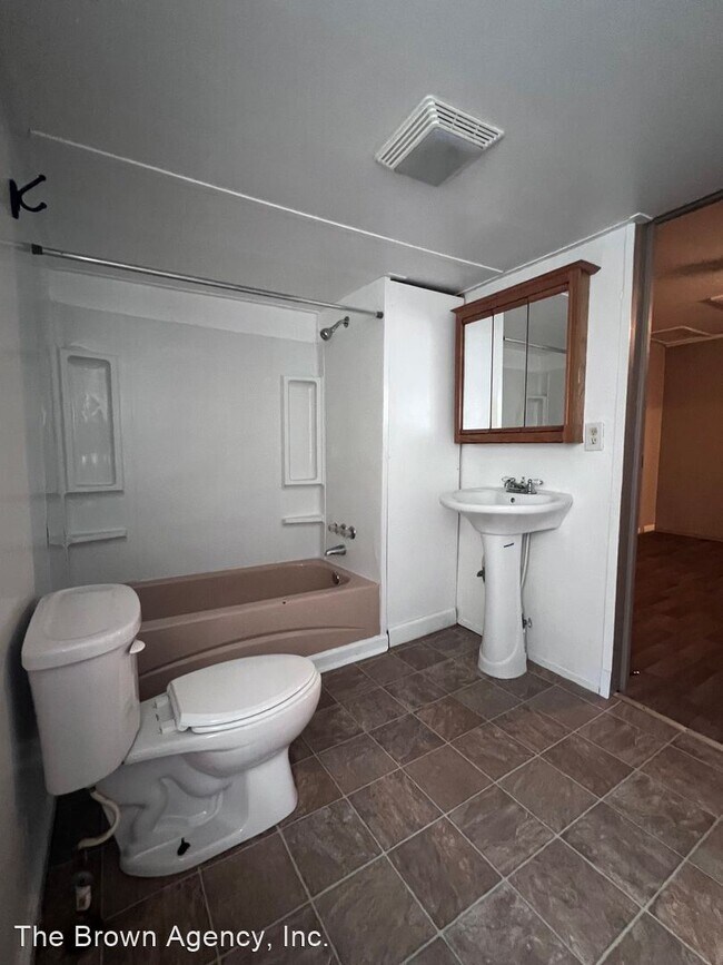 Building Photo - 2 br, 1 bath House - 1215 Connection Rd