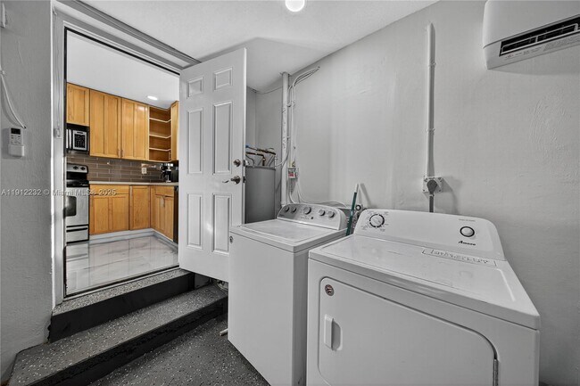 Building Photo - 3130 SW 16th St