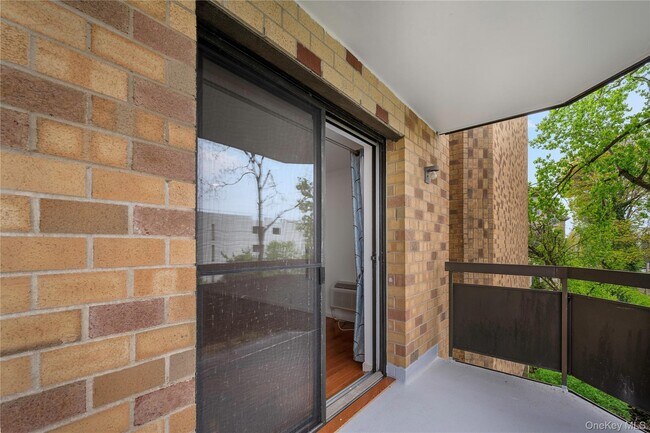 Building Photo - 141 Great Neck Rd