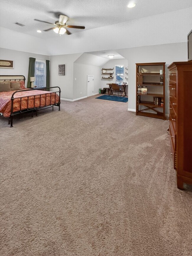 Building Photo - RATE DROP ALERT (was $2800/month) and SPRING MOVE-IN SPECIAL: 50% OFF 1ST MONTH'S RENT!**