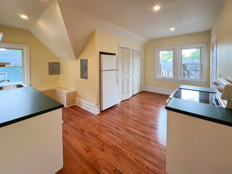 Kitchen - 926 Savannah Ave