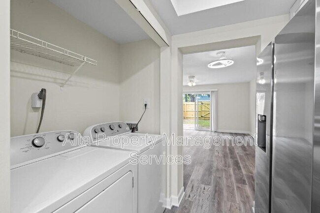 Building Photo - 11359 Bedford Oaks Dr