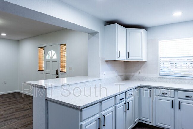 Building Photo - 3402 W Van Buren Dr