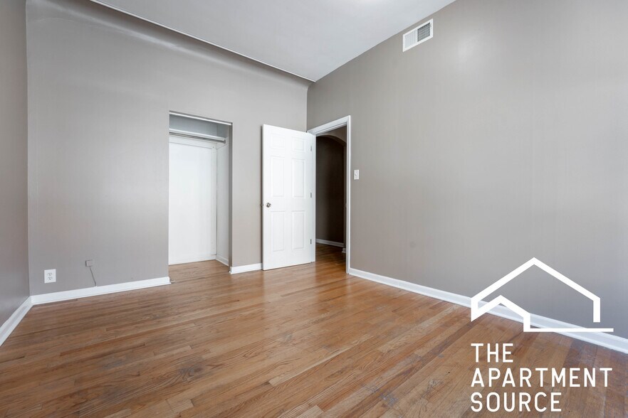Building Photo - 907 W Belmont Ave