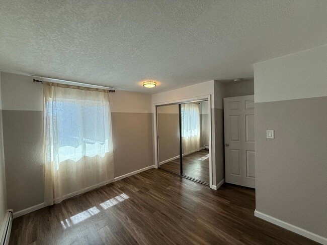Building Photo - MOVE-IN READY!! 2 bed 2 bath Lakewood Condo