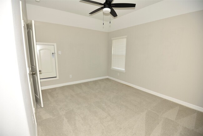 Building Photo - 14615 Birchwood Falls Trail