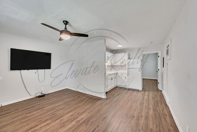 Building Photo - Spring Special (1/2 OFF 1st Month Rent): First Floor One Bedroom Updated Apartment with Laundry H...