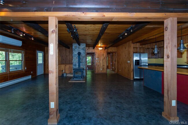 Building Photo - 559 Quaker Hill Rd