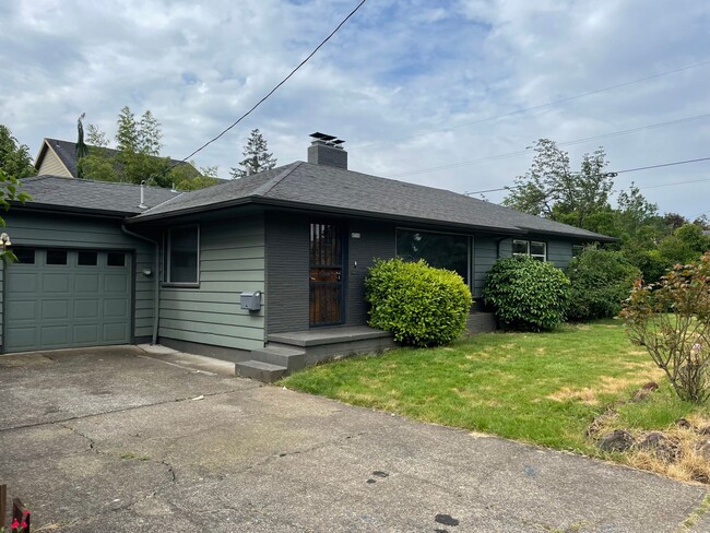 Building Photo - Spacious Mt Scott 3 bedroom house- Fenced backyard- Garage- W/D