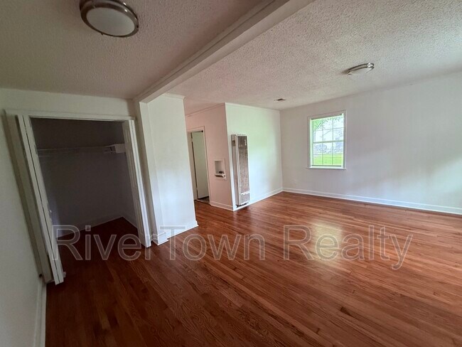 Building Photo - 2677 Larose Ave