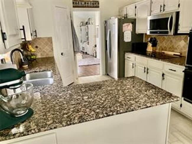 Building Photo - Beautifully Updated 3 Bedroom plus Study i...