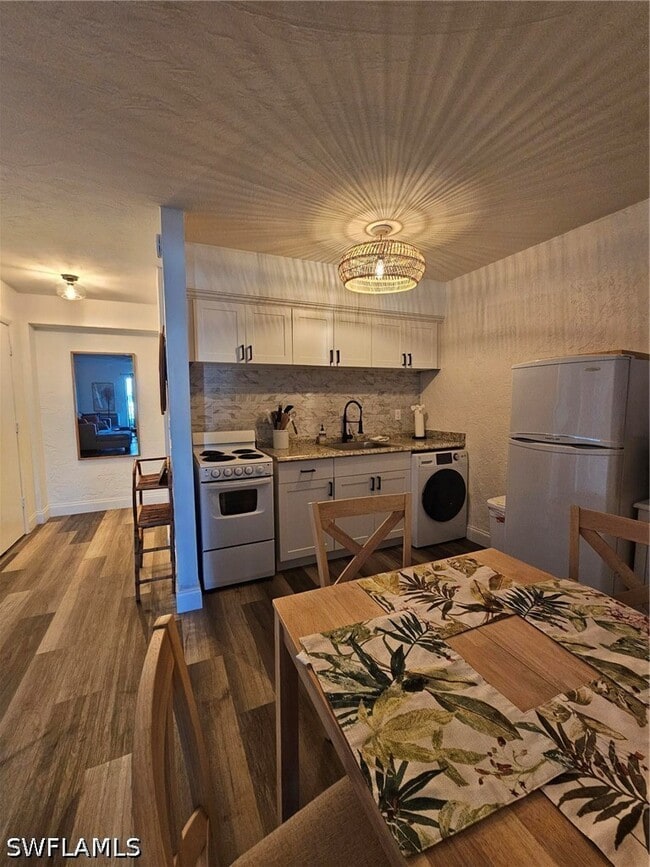 Building Photo - 828 Wiggins Pass Rd