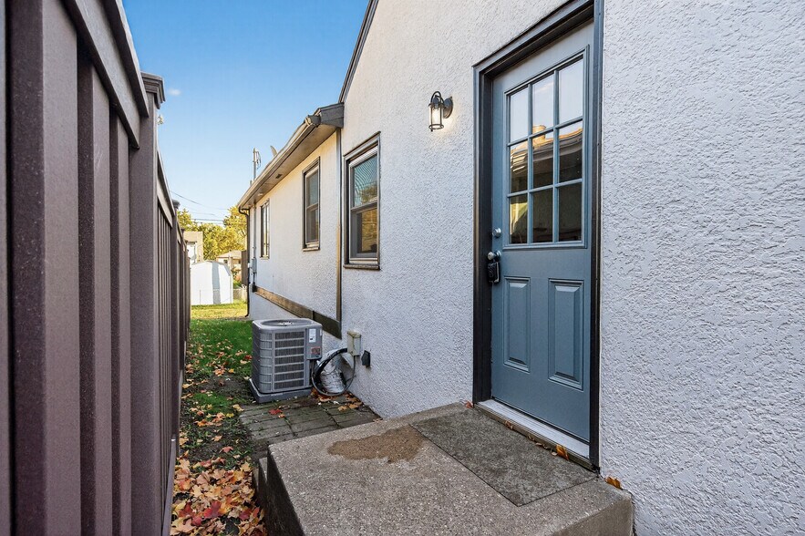 Building Photo - 1205 8th Ave S