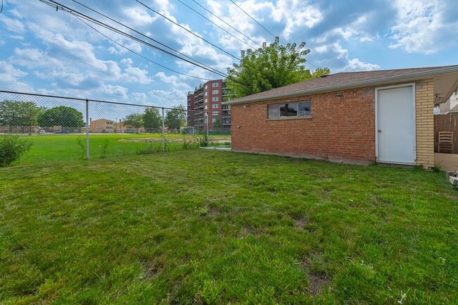 Building Photo - 8465 W Berwyn Ave