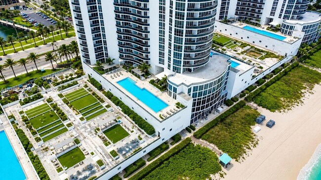 Building Photo - 15901 Collins Ave