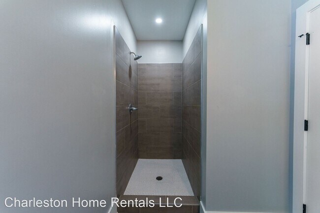 Building Photo - 28 Aiken St