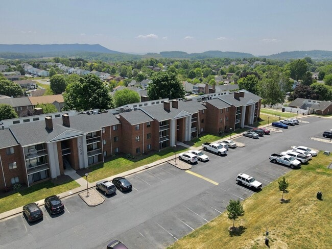 Building Photo - Top floor completely remodeled condo with open concept, vaulted ceilings and an electric fireplace!