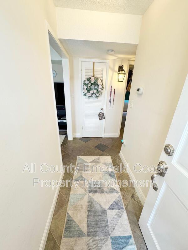 Building Photo - 105 Country Club Dr