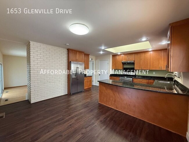 Building Photo - 1653 Glenville Dr