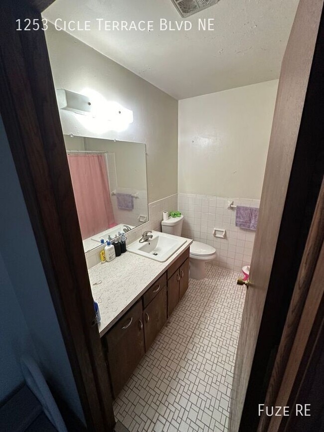 Building Photo - 1253 Circle Terrace Blvd NE